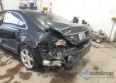 2013 Mercedes-Benz S 550 4Matic z USA, uszkodzony, nr VIN WDDNG9EB1DA528975